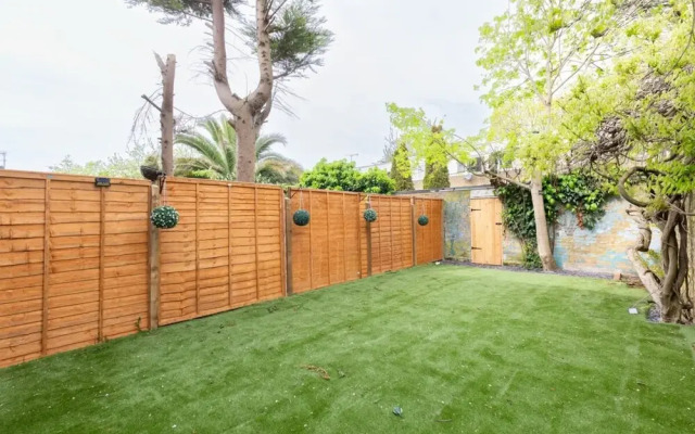 Newly Renovated 3BD Home, Islington!