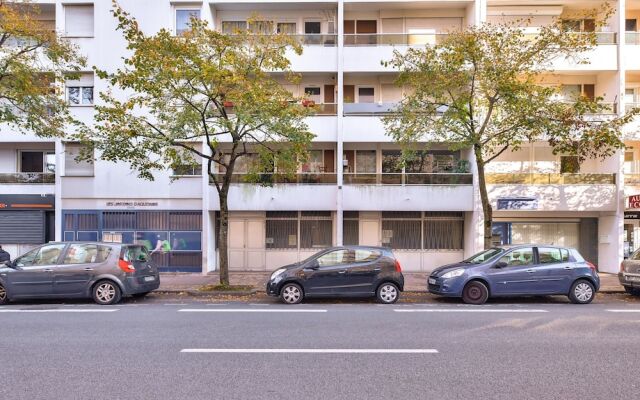 Apartment For 4 People With Balcony Bordeaux