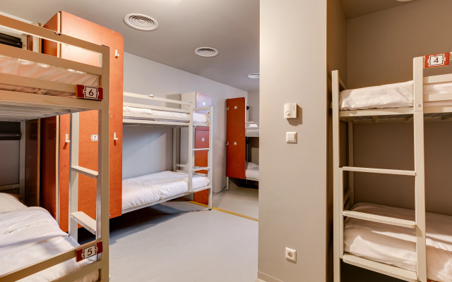 ClinkNOORD - Hostel