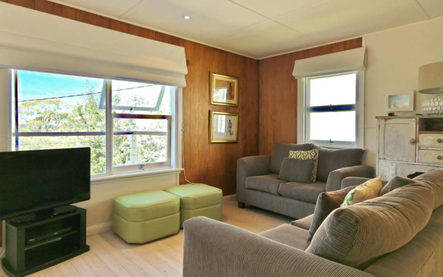 Acacia Cottage at Hyams 4pm Check Out Sundays – Guest Rooms – Hyams Beach