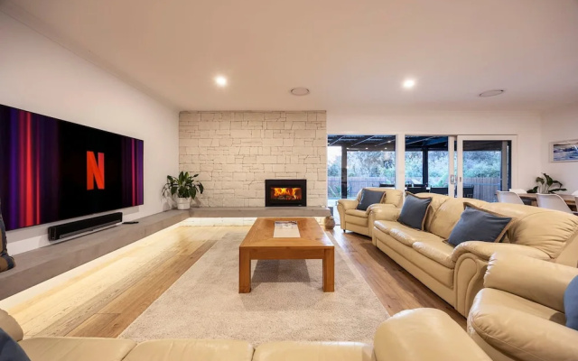 Galene Getaway Walk to Beach Pool Fire – Lobby – Melbourne