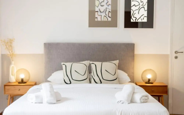 Spacious High-ceiling 2-bedroom by Acropolis Museum
