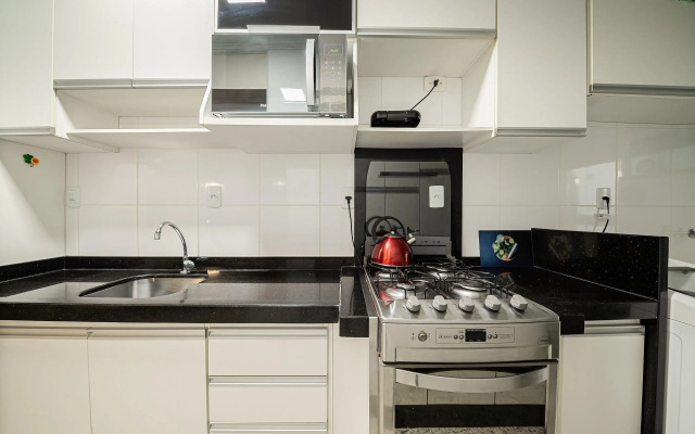 Apto c/ varanda a 160m da praia de Bombas COL102