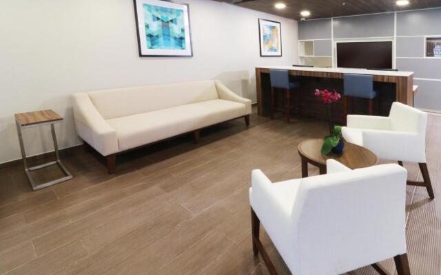 Holiday Inn Express And Suites Playa Del Carmen