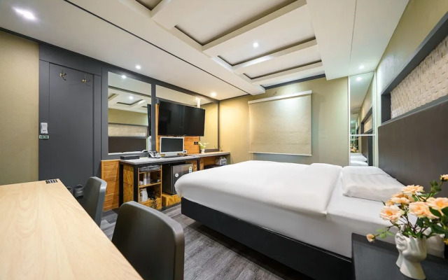 27 Hotel