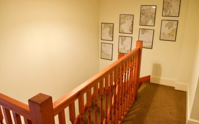 2 Bedroom Abbeyhill Apartment