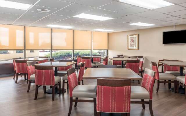 Comfort Inn & Suites Piqua-Near Troy-I75