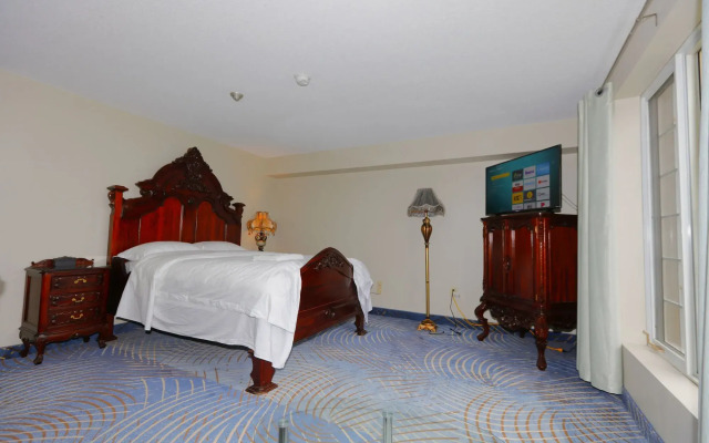Fullerton Manor Inn
