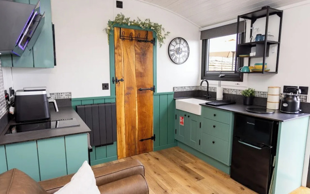 Willows Rest - 1 Bed Shepherd's Hut - Pentlepoir