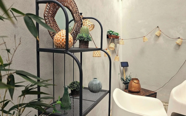 Frs002 Floresold Town: Elegant Studio W/ Patio