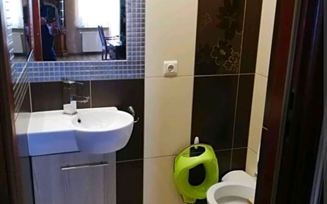 Apartament w domu z kominkiem i ogrodem