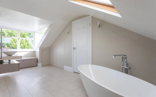 Bassett Road XII by Onefinestay