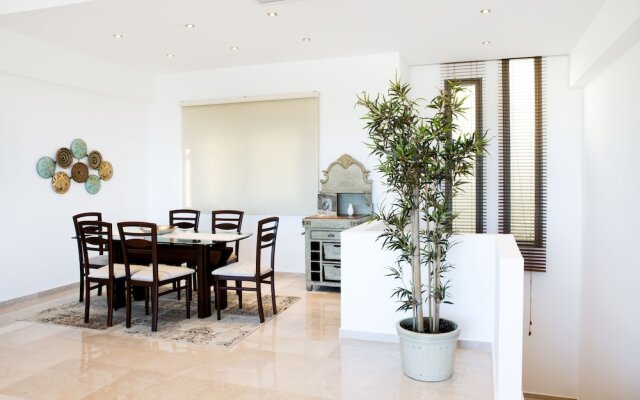 Important Group Villa Ata