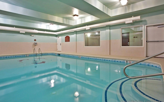 Holiday Inn Express Hotel & Suites Commerce-Tanger Outlets