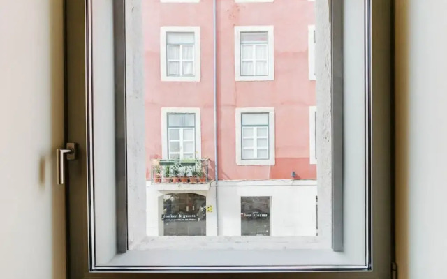 Lady Madonna in Lisboa Ciudad