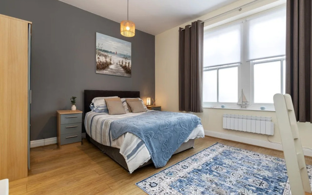 Tenby Studio Apartment - Stroll to Beach and Town