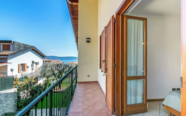 Julia's House With Lakeview and shared pool