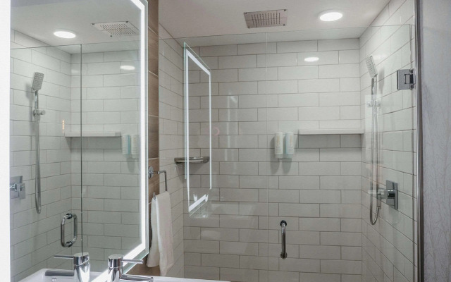 Clarion Lakeside Inn & Conference Centre