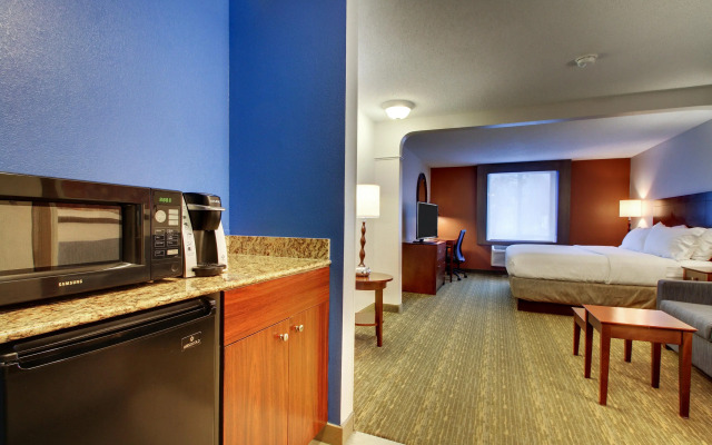 Holiday Inn Express & Suites Lincoln East - White Mountains by IHG