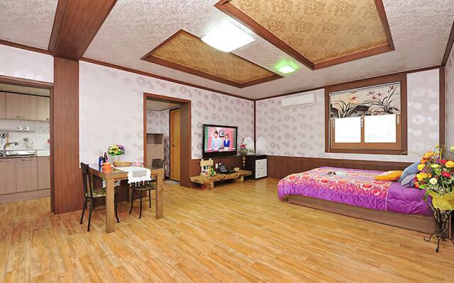 Yeongju Pusoksa Maple Road Pension