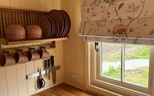 Shepherdshut-cotswolds-petfriendly-woodburner