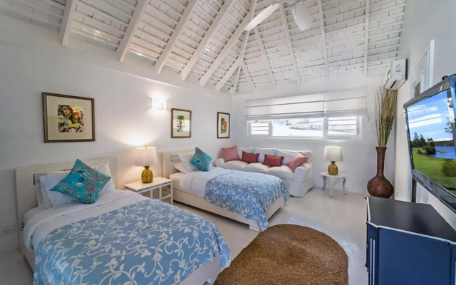 Magnificent 5-Bedroom Estate Villa, Sleeps 12