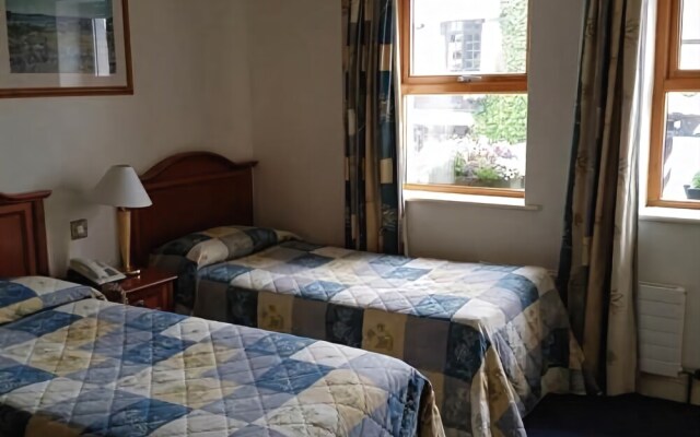 An Crúiscín Lán Hotel