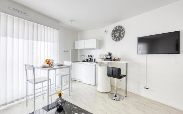 Studio élégant style black&white 5min gare Poissy