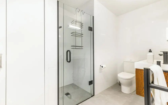 Contemporary 1Br Queen Street Retreat
