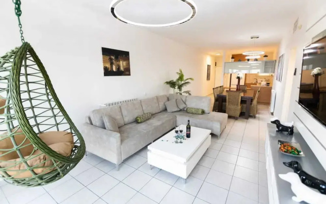 Art Apartment Near Mamila best Location 1