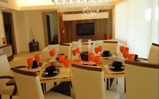 Unlimited Luxury Villas - Del Canto Condo