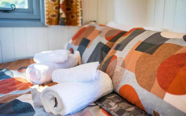 The Hideaway Hut - 1 Bed Shepherds Hut - Dodmarsh