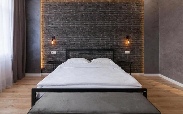 LEOGRAND Three Bedrooms VIP Apartment on Kniazia Romana 12