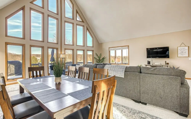 Apple Valley Home, Shared Golf Course On-site