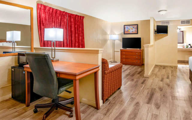 Econo Lodge  Inn & Suites Durango