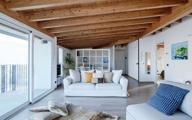 MyHomeInComo -  White Attic