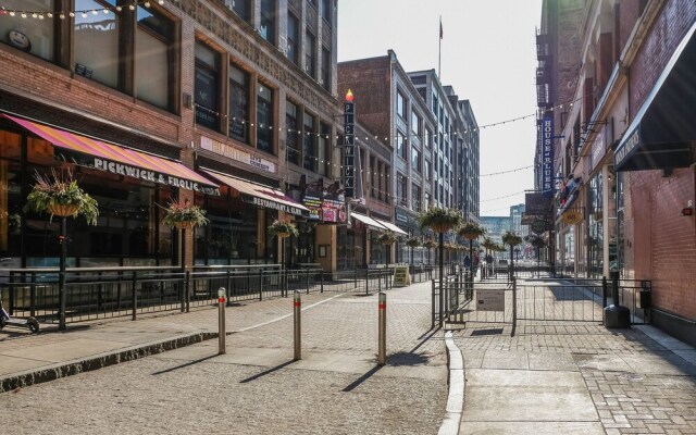 FRONTDESK 2015 East 4th Street Apts Downtown Cleveland