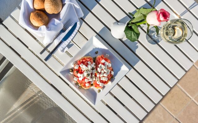 White Santorini Suites & Spa
