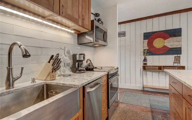 Invitingly Furnished 1 Bedroom - Miner's Candle 4