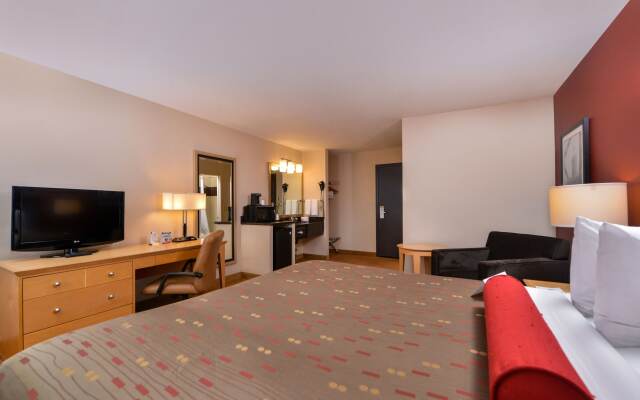 Clackamas Inn & Suites