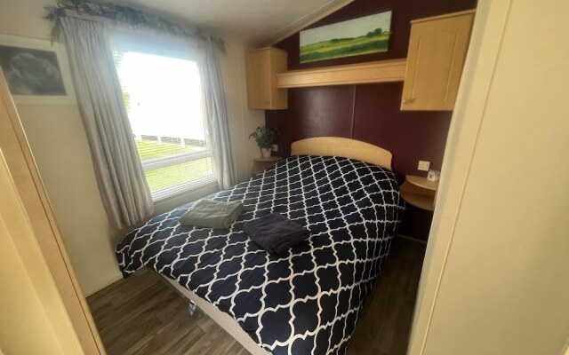 Delightful 3 Bedroom Caravan With Decking Heacham