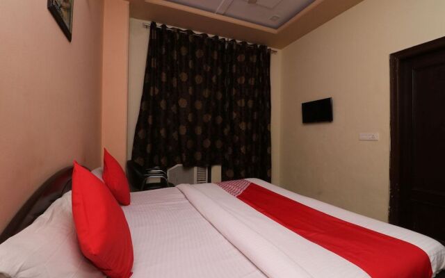 Oyo 30740 Hotel Gurudham Vrindavan