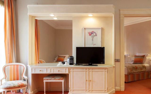 Lamaro Hotel