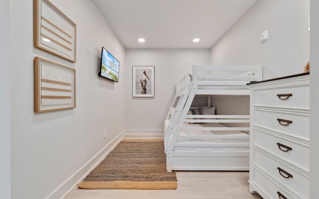 Charming 2bd/1.5ba Beachfront Condo w/ Pool View