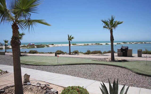 Playa Villa - 2 Br condo by RedAwning