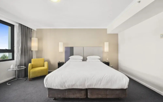 Bright Studio With Pool Access in Parramatta