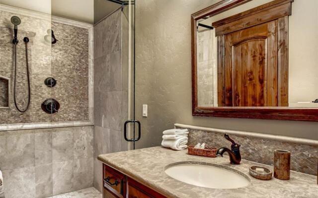 5 O Clock Lodge Peak 8 Private Home by Pinnacle Lodging