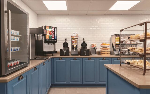 Country Inn & Suites by Radisson, Savannah Midtown, GA