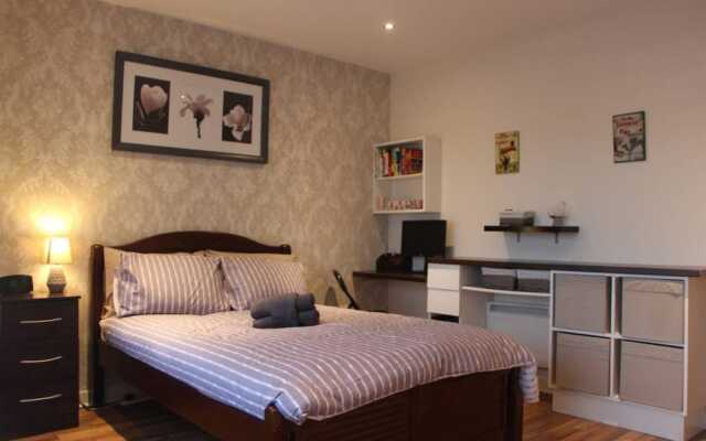 Stylish 2 Bedroom Smithfield Flat With Balcony