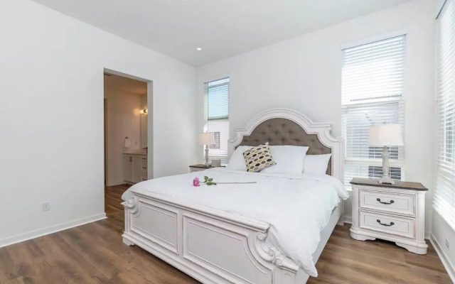 Master Bedroom With King Bed Central Location